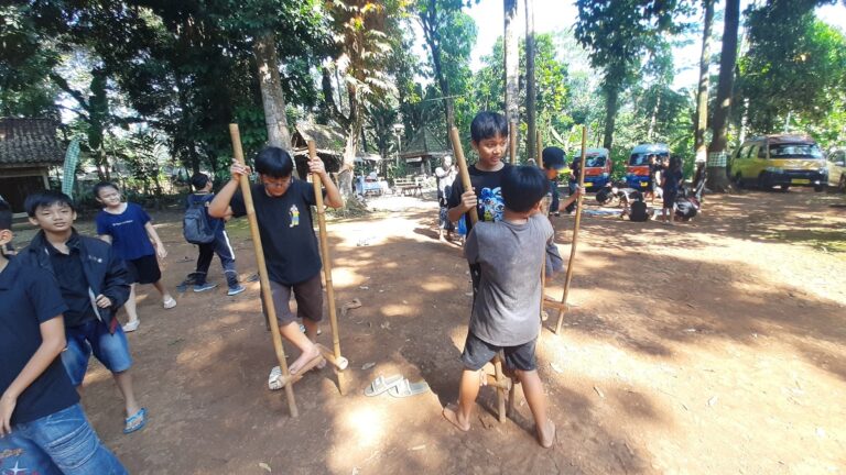 Puluhan siswa SD Kanisius Tlogosari Kulon Semarang diajak mengenal permainan tradisional seperti gobak sodor, engklek, egrang, bakiak, dan rangko alu saat mengikuti outing class di Desa Wisata Kandri.
