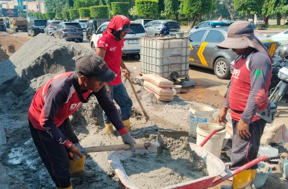 Pemkot Semarang mempercepat penataan drainase Simpang Lima melalui normalisasi saluran dan penambahan pipa buang.