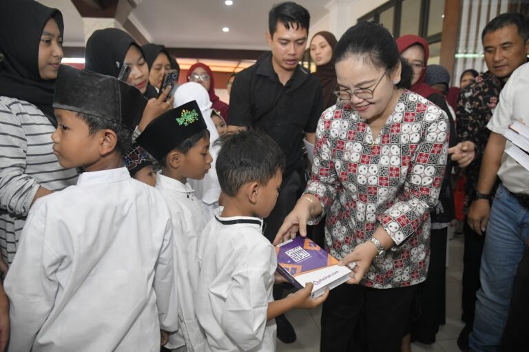Wali Kota Semarang Agustina Wilujeng menegaskan pemerintah harus hadir saat masyarakat menghadapi masa sulit.