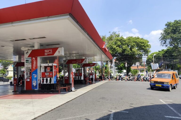 Kenaikan harga Pertamax dari Rp12.300 menjadi Rp16.250 per liter mulai 10 Juni 2026 dinilai berpotensi menekan biaya hidup masyarakat,
