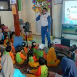 Safety Riding Astra Motor Jawa Tengah mengedukasi anak usia PAUD dan TK di Semarang agar mengenali suara kendaraan sebelum menyeberang jalan