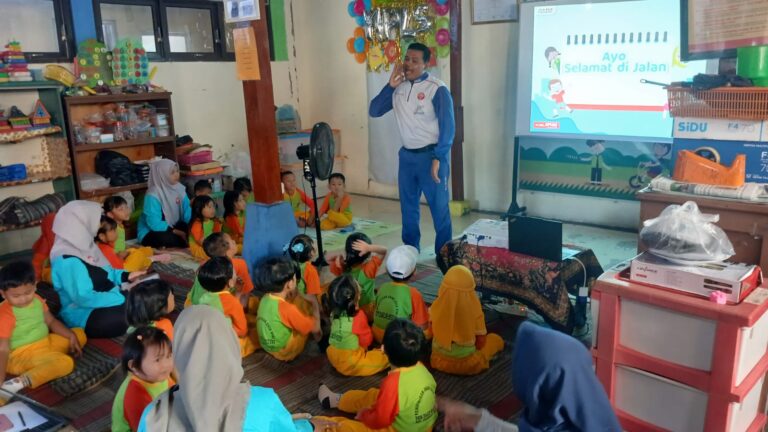 Safety Riding Astra Motor Jawa Tengah mengedukasi anak usia PAUD dan TK di Semarang agar mengenali suara kendaraan sebelum menyeberang jalan