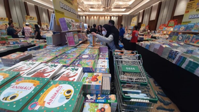 Big Bad Wolf Semarang 2026 resmi dibuka di Queen City Mall Semarang dan langsung diserbu ratusan pengunjung.