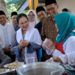 Wali Kota Semarang Agustina Wilujeng turun langsung membuat jajanan tradisional Ndas Maling di Kelurahan Kudu, Genuk.