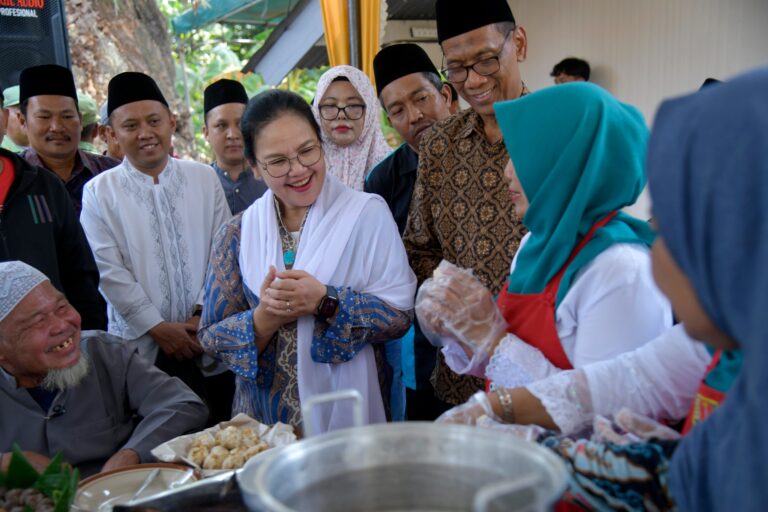 Wali Kota Semarang Agustina Wilujeng turun langsung membuat jajanan tradisional Ndas Maling di Kelurahan Kudu, Genuk.