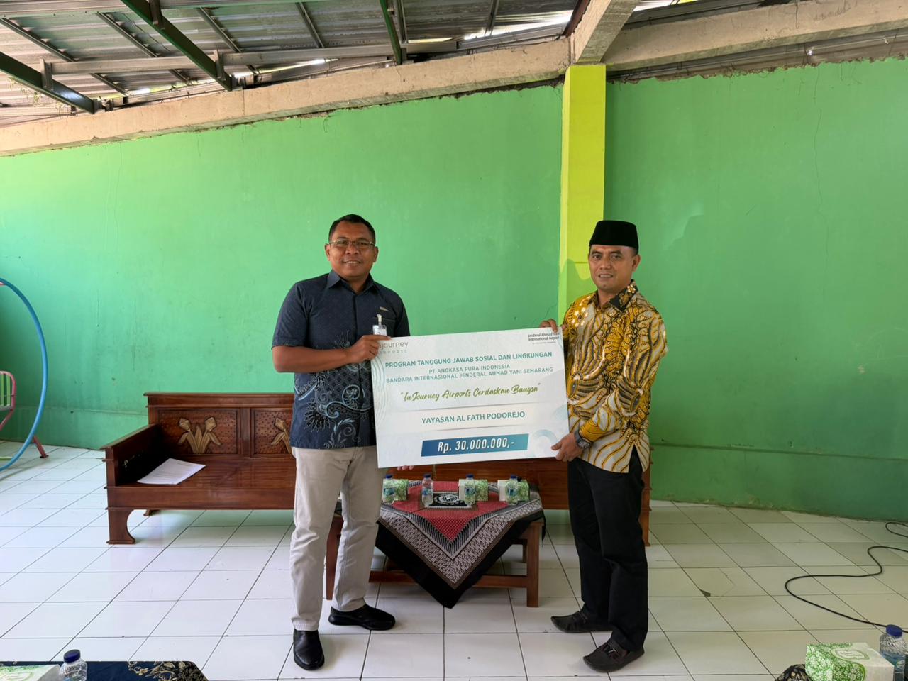 Bandara Ahmad Yani Semarang menyalurkan bantuan TJSL Rp30 juta untuk renovasi atap, toilet, ruang guru, dan fasilitas Yayasan Al Fath Podorejo demi mendukung kualitas pendidikan.