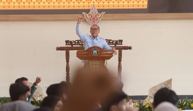 Menko Pangan Zulkifli Hasan membuka dialog tanpa sensor dengan 178 BEM se-Indonesia di Semarang.