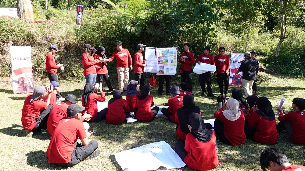Telkomsel menggelar Gladian Panji Relawan TERRA 2026 di Bandungan, Kabupaten Semarang, dengan melibatkan relawan, mahasiswa pecinta alam, dan komunitas lokal untuk memperkuat kesiapsiagaan bencana berbasis komunitas melalui dukungan konektivitas digital dan kolaborasi pentahelix.