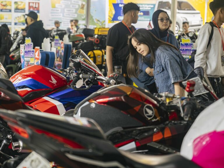Honda Modif Contest 2026 kembali digelar di sembilan kota Indonesia. AHM menghadirkan kompetisi modifikasi motor Honda dengan konsep #Ridecreation, Final Battle nasional, dan Honda Dream Ride Project.