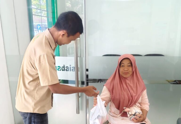 PT Pegadaian (Persero) Kantor Cabang Jogoyudan kembali menunjukkan komitmennya dalam menjalankan tanggung jawab sosial perusahaan melalui program "Pegadaian Mengetuk Pintu Langit".