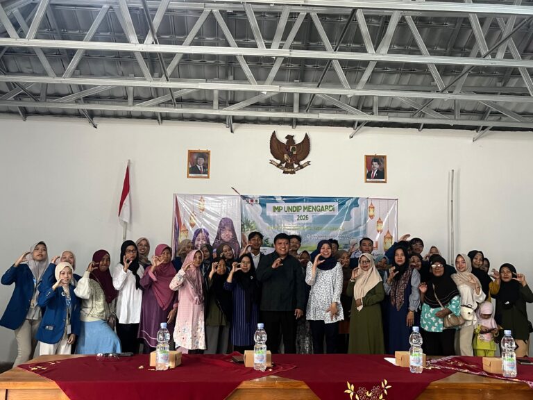 Minyak jelantah yang selama ini menjadi limbah rumah tangga kini diubah menjadi lilin aromaterapi bernilai ekonomi melalui program IMP UNDIP Mengabdi 2026.