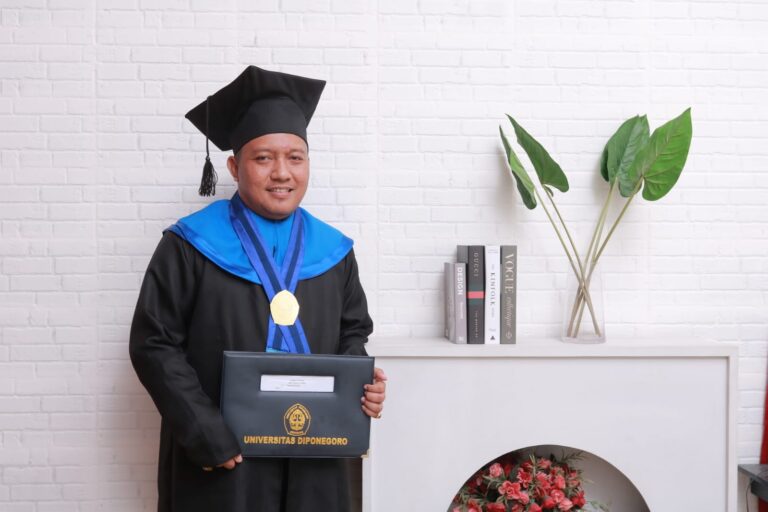 Dr. Fahmi Arifan, dosen Teknik Kimia Sekolah Vokasi UNDIP, membuktikan riset tak berhenti di laboratorium.