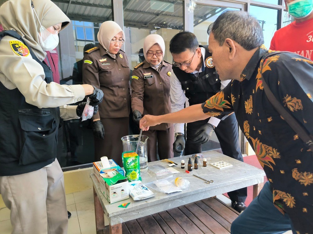 Polda Jawa Tengah memusnahkan barang bukti sabu dalam perkara Rolex Susanto setelah memperoleh penetapan Kejaksaan Negeri Sukoharjo.