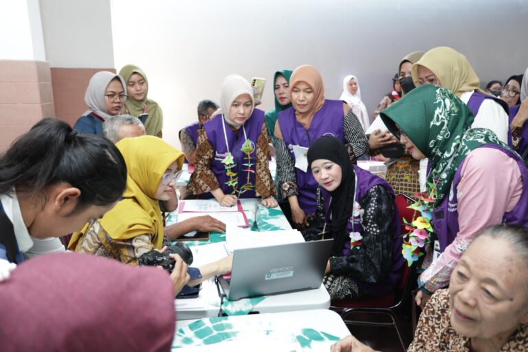 Pembina Posyandu Jawa Tengah Ning Nawal mengapresiasi inovasi layanan kesehatan mental Posyandu di Kota Surakarta melalui program "Ojo Lali Mesem, Ojo Lali Sambat".