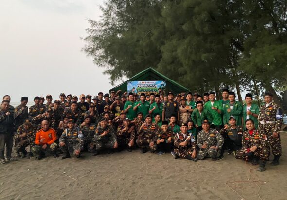 PAC GP Ansor Gringsing menggelar KEMECER 3 di Pantai Jodo, Kabupaten Batang. Kegiatan diisi bakti sosial, penanaman pohon cemara, serta penguatan silaturahmi kader untuk menjaga kelestarian pesisir dari ancaman abrasi.