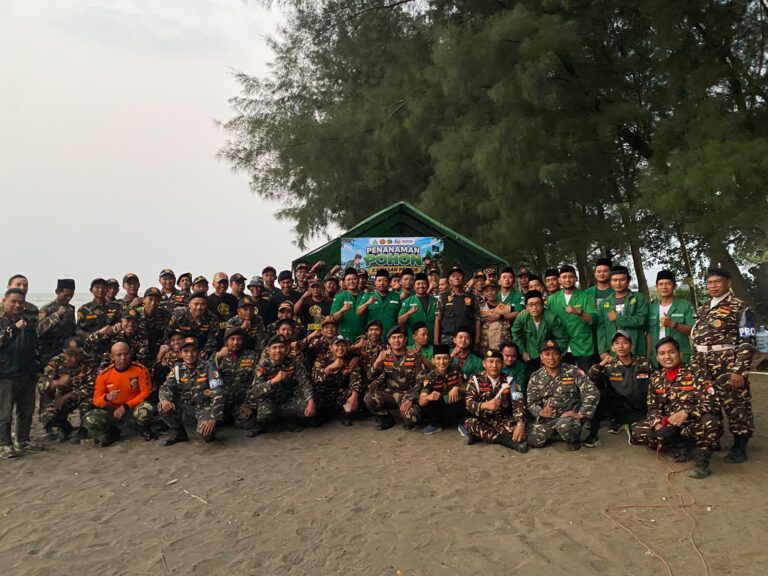 PAC GP Ansor Gringsing menggelar KEMECER 3 di Pantai Jodo, Kabupaten Batang. Kegiatan diisi bakti sosial, penanaman pohon cemara, serta penguatan silaturahmi kader untuk menjaga kelestarian pesisir dari ancaman abrasi.