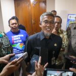Pemerintah Provinsi Jawa Tengah resmi menunjuk Wakil Bupati Nurkholes sebagai Plt Bupati Pemalang setelah Anom Widiyantoro ditetapkan sebagai tersangka KPK.