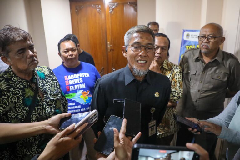 Pemerintah Provinsi Jawa Tengah resmi menunjuk Wakil Bupati Nurkholes sebagai Plt Bupati Pemalang setelah Anom Widiyantoro ditetapkan sebagai tersangka KPK.