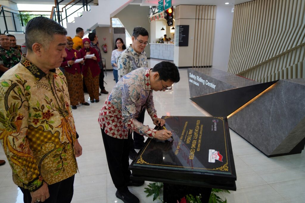Astra Motor meresmikan Safety Riding Center Jawa Tengah di BSB Semarang sebagai pusat edukasi keselamatan berkendara modern.