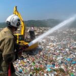 Memasuki musim kemarau 2026, DLH Kota Semarang bersama Damkar meningkatkan frekuensi pendinginan di TPA Jatibarang menjadi setiap dua hari sekali.