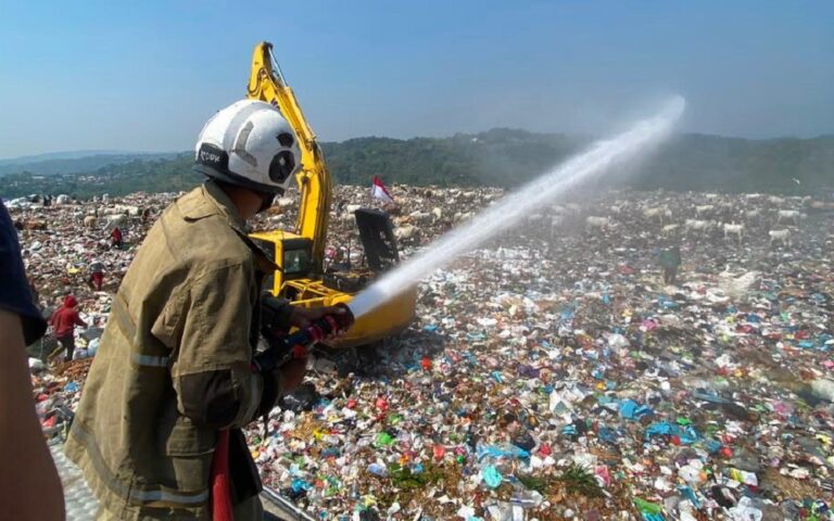 Memasuki musim kemarau 2026, DLH Kota Semarang bersama Damkar meningkatkan frekuensi pendinginan di TPA Jatibarang menjadi setiap dua hari sekali.