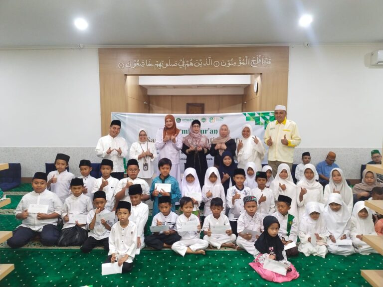 Universitas Wahid Hasyim (Unwahas) Semarang menyantuni 50 anak yatim dalam rangka Dies Natalis ke-26.