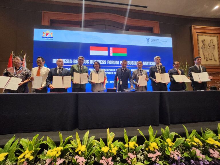 Universitas Wahid Hasyim (Unwahas) Semarang menandatangani kerja sama strategis dengan Belarusian State University of Foreign Languages dalam Forum Bisnis Indonesia–Belarus.