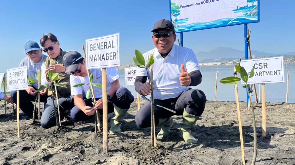Bandara Internasional Jenderal Ahmad Yani Semarang menanam 6.000 bibit mangrove di Pantai Mangunharjo sebagai bagian dari program InJourney Airports Konservasi Bahari.