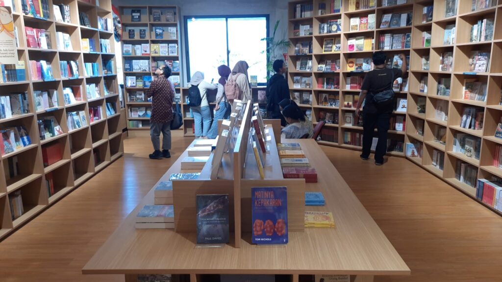 Gramedia Jalma Semarang resmi menghadirkan konsep ruang literasi modern yang memadukan toko buku, kafe, dan ruang komunitas.