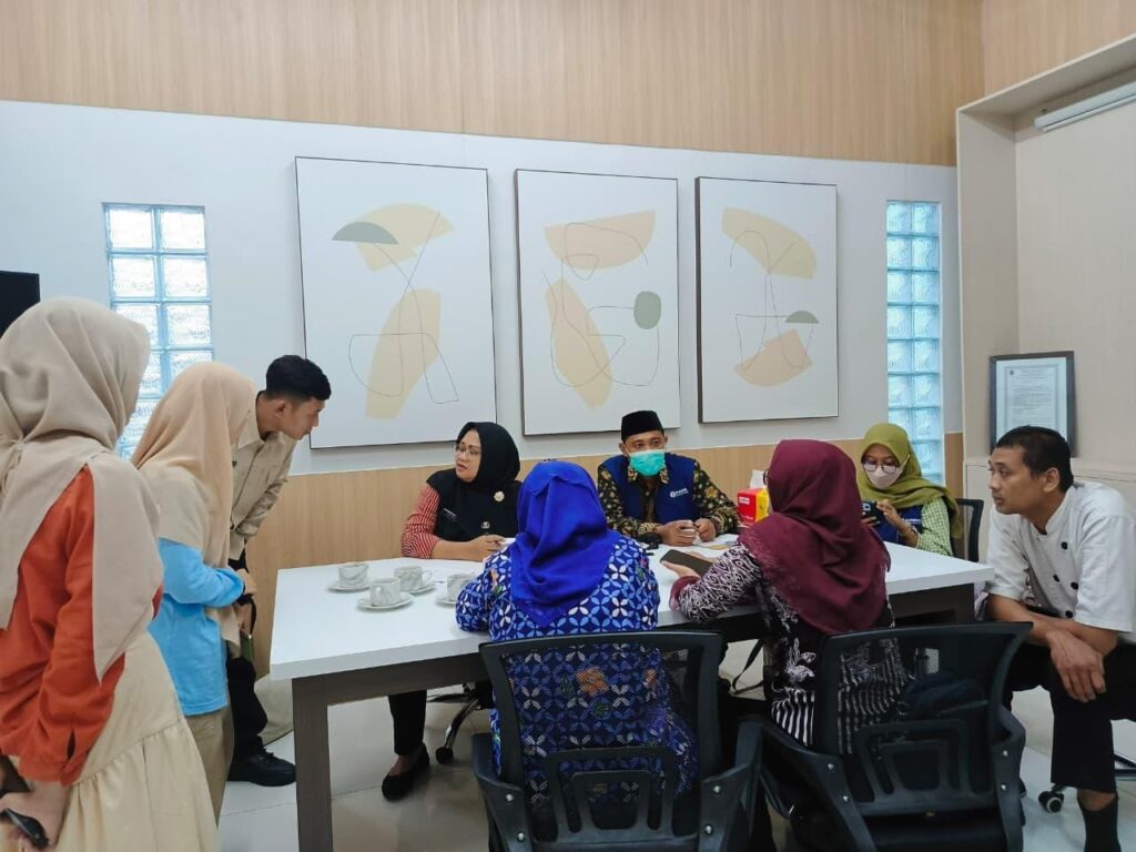 Dinas Kesehatan Kota Semarang menangani dugaan keracunan pangan di SMK Negeri 6 Semarang yang menyebabkan 707 siswa dan guru mengalami gejala.