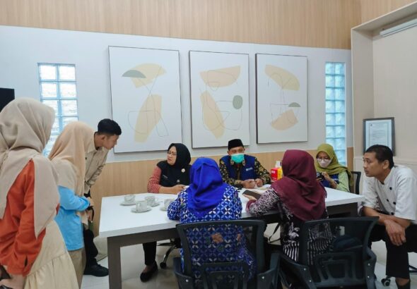 Dinas Kesehatan Kota Semarang menangani dugaan keracunan pangan di SMK Negeri 6 Semarang yang menyebabkan 707 siswa dan guru mengalami gejala.