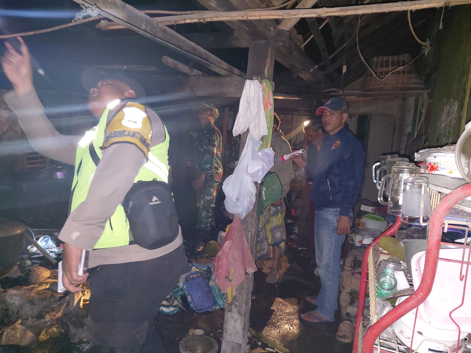 Kebocoran tabung gas elpiji 3 kilogram diduga memicu kebakaran dapur rumah di Desa Arjowinangun, Puring, Kebumen.