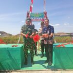 Jembatan gantung permanen di Tambak Sari, Semarang telah rampung dibangun TNI. Warga kini kembali mudah bekerja, bersekolah, hingga membuang sampah setelah akses sempat terputus akibat banjir bandang.