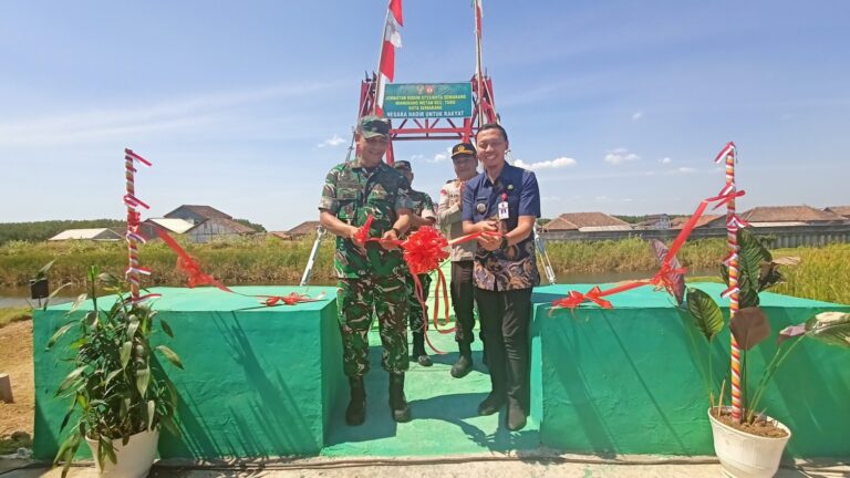 Jembatan gantung permanen di Tambak Sari, Semarang telah rampung dibangun TNI. Warga kini kembali mudah bekerja, bersekolah, hingga membuang sampah setelah akses sempat terputus akibat banjir bandang.