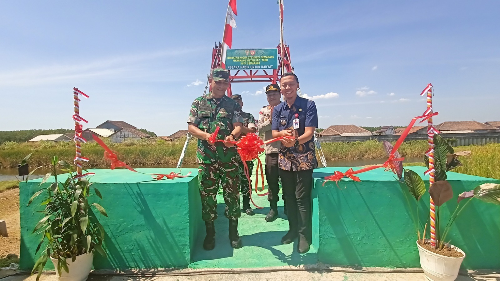 Jembatan gantung permanen di Tambak Sari, Semarang telah rampung dibangun TNI. Warga kini kembali mudah bekerja, bersekolah, hingga membuang sampah setelah akses sempat terputus akibat banjir bandang.
