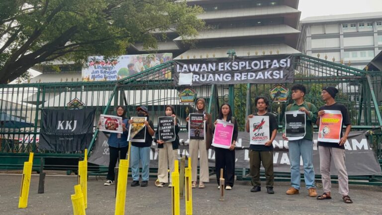 AJI Semarang bersama Koalisi Jurnalis dan Pers Mahasiswa Jawa Tengah mendesak Presiden Prabowo Subianto meminta maaf atas istilah "londo ireng" yang ditujukan kepada wartawan.