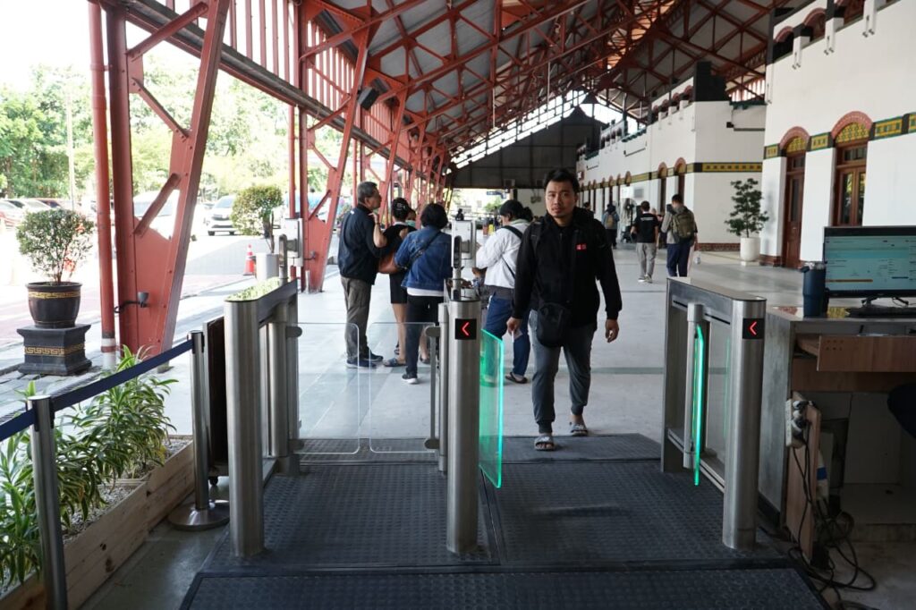 Hampir satu juta pelanggan memanfaatkan Face Recognition Boarding Gate di KAI Daop 4 Semarang hingga Juli 2026.