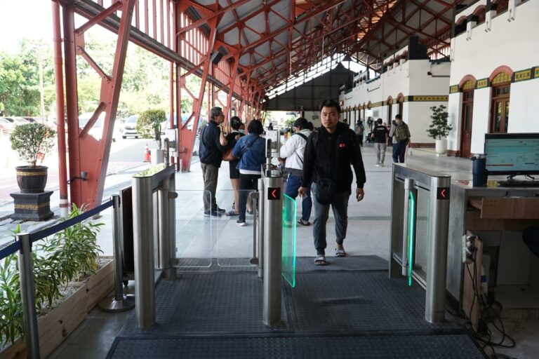 Hampir satu juta pelanggan memanfaatkan Face Recognition Boarding Gate di KAI Daop 4 Semarang hingga Juli 2026.