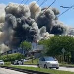 Kebakaran melanda Pasar Modern BSB Semarang, Minggu (26/7/2026). Dugaan sementara api berasal dari kebocoran tabung gas di warung soto saat kompor masih menyala.