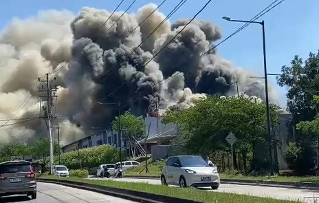 Kebakaran melanda Pasar Modern BSB Semarang, Minggu (26/7/2026). Dugaan sementara api berasal dari kebocoran tabung gas di warung soto saat kompor masih menyala.