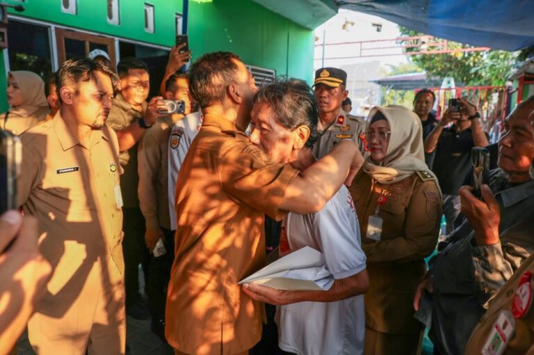 Gubernur Jawa Tengah Ahmad Luthfi menyampaikan belasungkawa atas kecelakaan di perlintasan kereta api Jalan Kokrosono, Semarang.