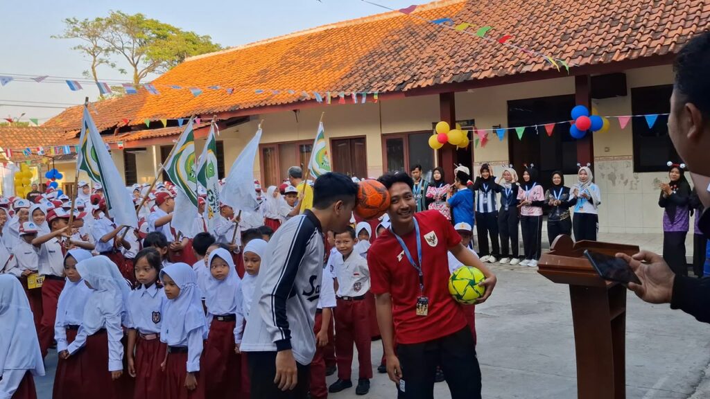 SDN Tugurejo 01 Semarang menghadirkan MPLS Ramah bertema Piala Dunia 2026 dengan guru berkostum tim nasional, kirab bola, hingga pertandingan mini
