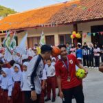 SDN Tugurejo 01 Semarang menghadirkan MPLS Ramah bertema Piala Dunia 2026 dengan guru berkostum tim nasional, kirab bola, hingga pertandingan mini
