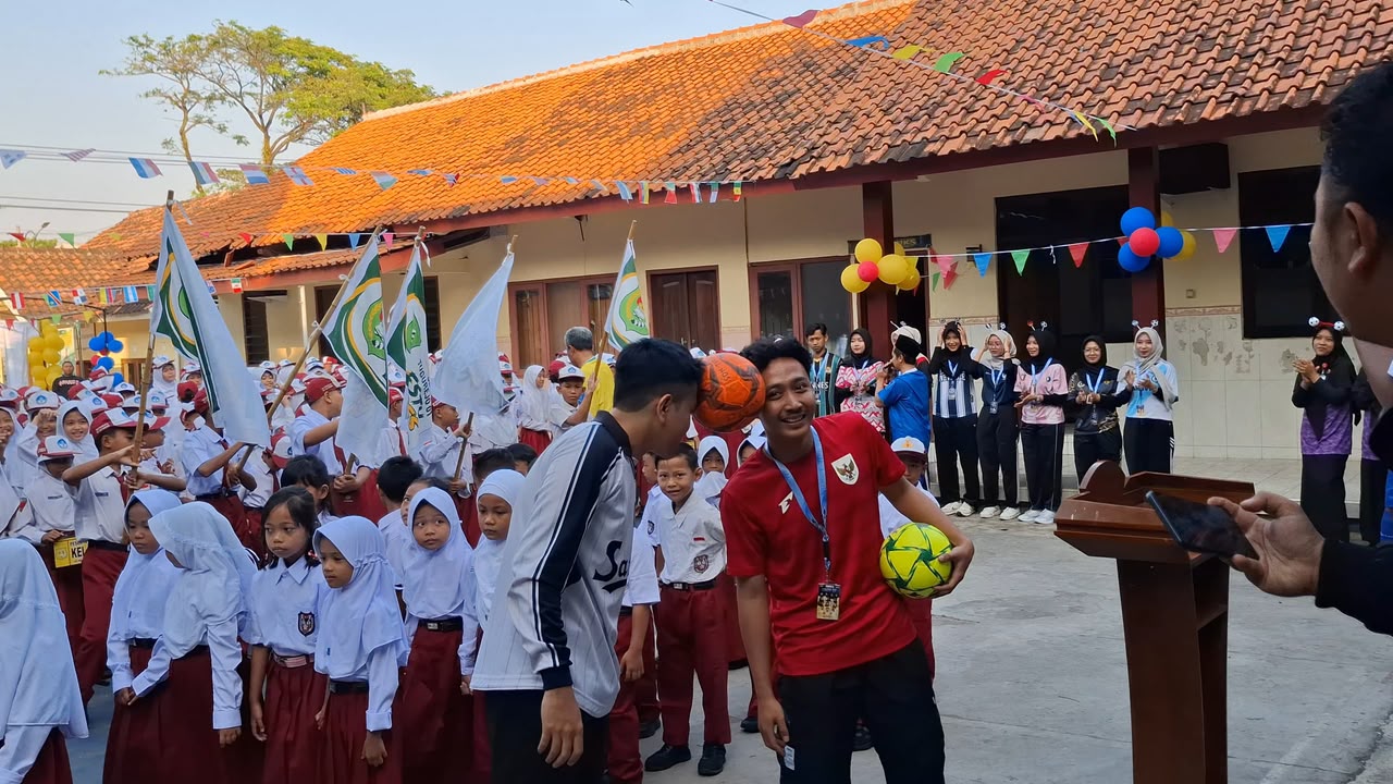 SDN Tugurejo 01 Semarang menghadirkan MPLS Ramah bertema Piala Dunia 2026 dengan guru berkostum tim nasional, kirab bola, hingga pertandingan mini