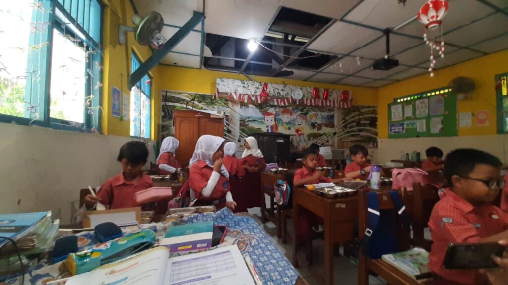 Empat ruang kelas SDN Pendrikan Lor 02 Semarang mengalami kerusakan berat akibat rayap. Sebanyak 298 siswa terpaksa belajar berpindah tempat