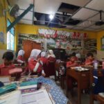 Empat ruang kelas SDN Pendrikan Lor 02 Semarang mengalami kerusakan berat akibat rayap. Sebanyak 298 siswa terpaksa belajar berpindah tempat