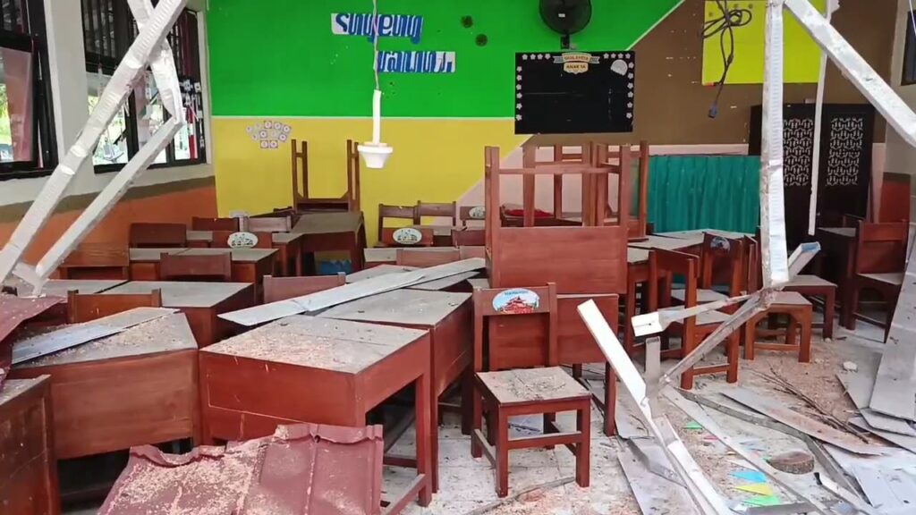 Pohon tua berdiameter dua meter tumbang menimpa SDN Sendangmulyo 03 Semarang saat belajar berlangsung. Kelas 1A rusak parah, seluruh siswa berhasil dievakuasi.