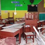 Pohon tua berdiameter dua meter tumbang menimpa SDN Sendangmulyo 03 Semarang saat belajar berlangsung. Kelas 1A rusak parah, seluruh siswa berhasil dievakuasi.