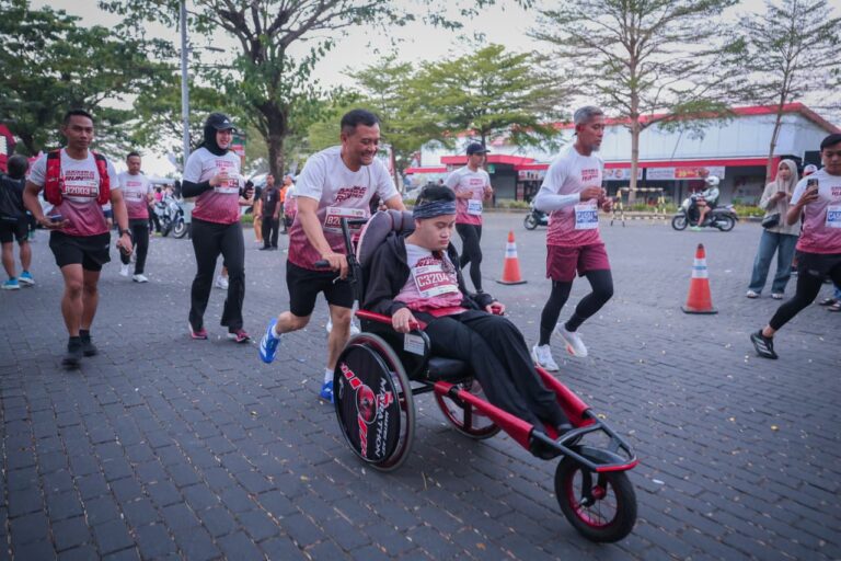 Gubernur Jawa Tengah Ahmad Luthfi mengikuti Sukoharjo Run 2026 yang diikuti 2.000 pelari.