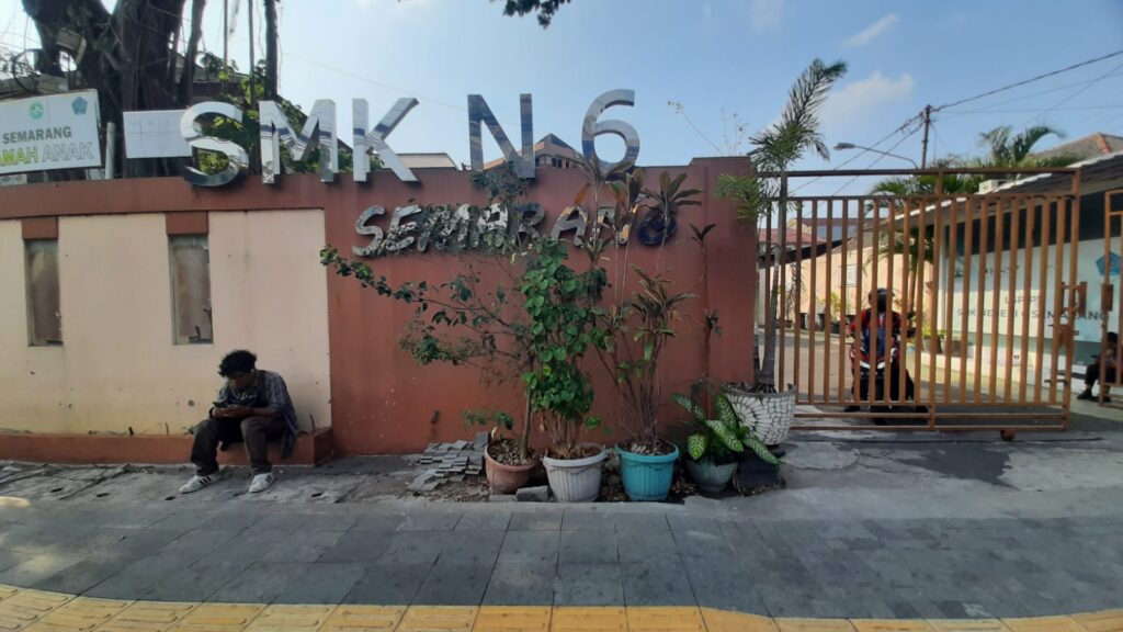 690 siswa SMKN 6 Semarang diduga keracunan usai mengonsumsi MBG. Dinkes menerjunkan tiga ambulans, sementara sampel makanan diperiksa di laboratorium.